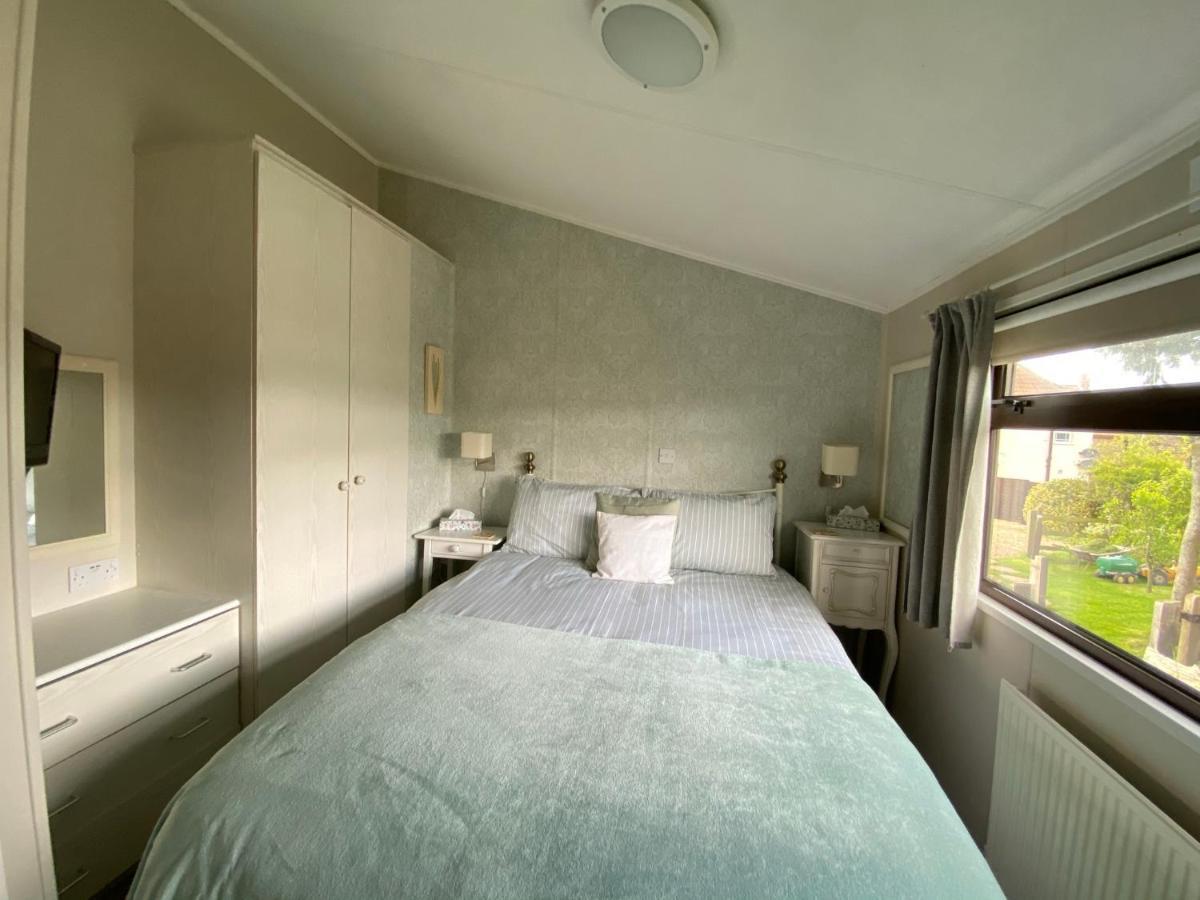 Rew Farm Country & Equestrian Accommodation - Sunrise Lodge Melksham Exterior foto