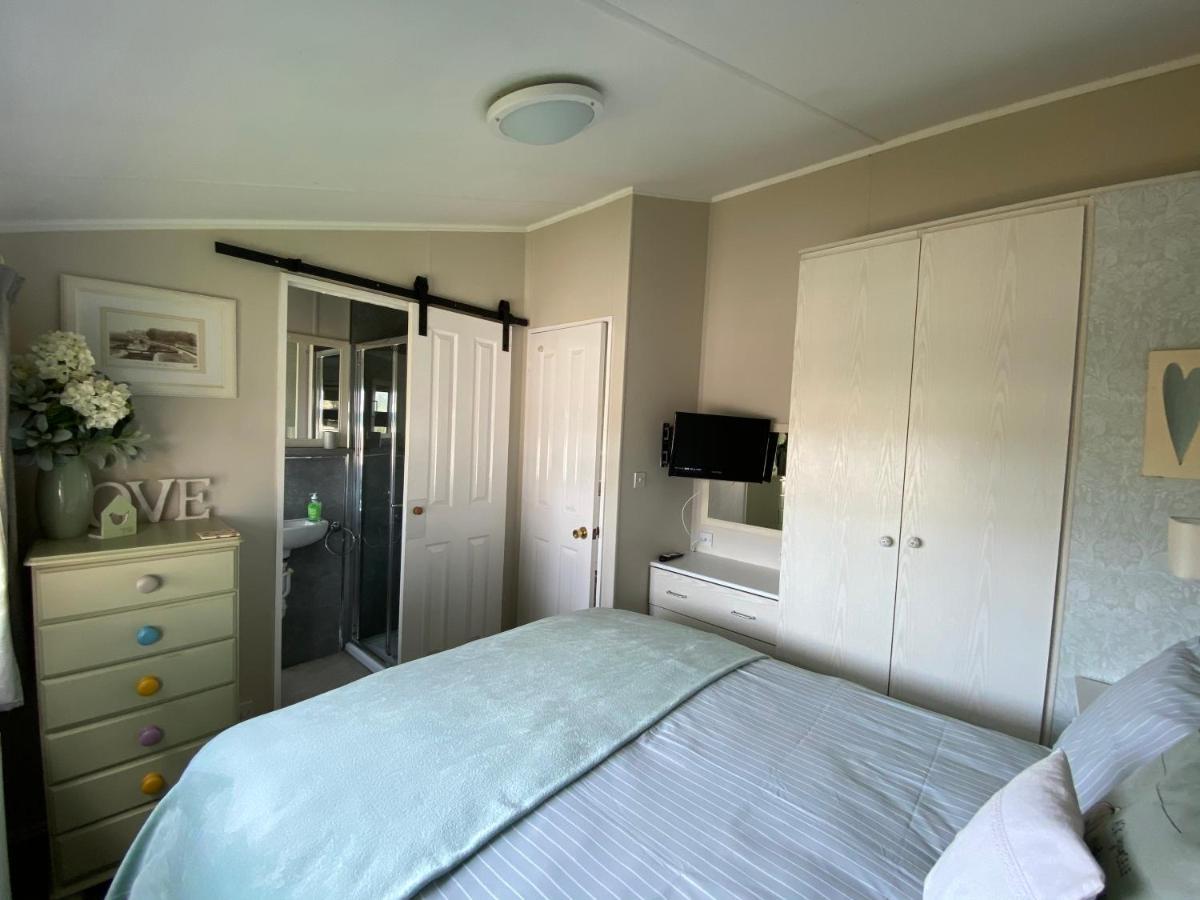 Rew Farm Country & Equestrian Accommodation - Sunrise Lodge Melksham Exterior foto