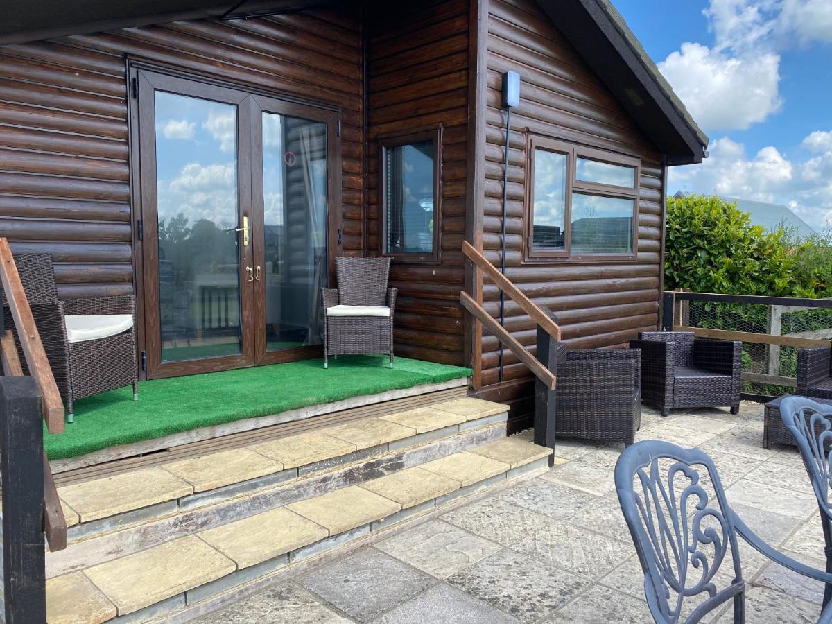 Rew Farm Country & Equestrian Accommodation - Sunrise Lodge Melksham Exterior foto