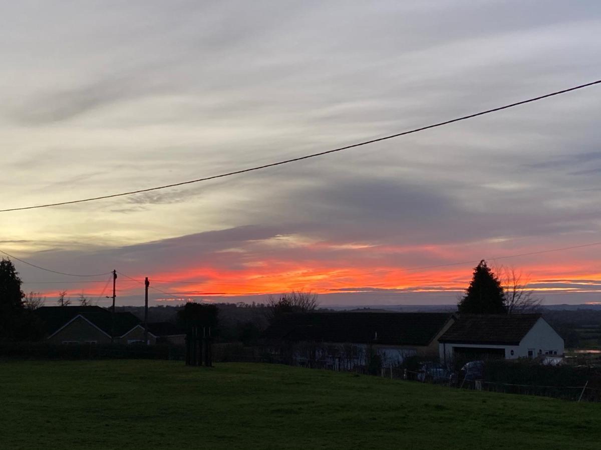 Rew Farm Country & Equestrian Accommodation - Sunrise Lodge Melksham Exterior foto
